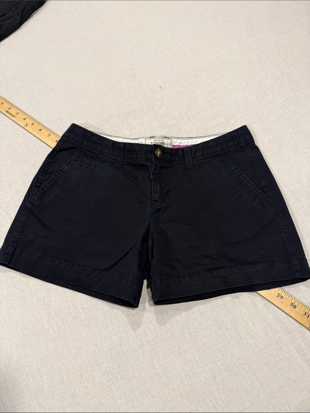 Old Navy Perfect 5” Black Shorts Women’s Size 8 Low Rise Stretch